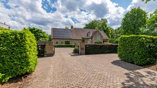 Deze uitzonderlijke villa is gelegen op een schitterende kavel van 2.681 m². De locatie van deze villa is uniek te noemen. Ze is uitstekend gelegen in het groen, op fietsafstand van het centrum. Er is een vlotte verbinding naar de op- en afritten van E34 (Turnhout-Eindhoven). Aangrenzend aan het Natura2000 Turnhouts vennengebied. Scholen, winkels, etc. bevinden zich in de onmiddellijke nabijheid. <br /><br />De villa is ideaal voor een kroostrijk gezin op zoek naar ruimte en gezelligheid. Deze villa heeft het allemaal: 5 slaapkamers, 2 badkamers, diverse leef- en zitruimten, een dubbele inpandige garage en een prachtige aangelegde tuin. De afwerking van de gehele villa is zeer kwalitatief met oog voor detail.<br /><br />Gelijkvloers: <br />De gezellige voortuin met voldoende parkeergelegenheid brengt u tot de voordeur van deze riante villa. Bij het betreden van de inkomhal ervaart u onmiddellijk de gezellige sfeer. De inkomhal reikt tot de eerste verdieping en vormt het centrale hart van deze villa. <br /><br />De deuren bieden vanuit deze hal toegang tot de verschillende ruimten. Zo treft u een gastentoilet met tussenruimte, geschikt als vestiaire. Aan de rechterkant bevinden zich de leefruimten, met o.a. een schitterende eetkamer en twee gezellige zithoeken waarvan 1 met grote open haard. Deze leefruimten beschikken allen over een massief eiken parketvloer, grote raampartijen met mooi zicht naar de tuin.<br /><br />Vanuit de centrale inkomhal hebt u toegang tot de riante woonkeuken, compleet ingericht met toestellen, gezellige eethoek en voldoende kastruimte. <br /><br />Verder bevindt zich op het gelijkvloers een dubbele inpandige garage, momenteel ingericht als multifunctionele ruimte met sauna en veel opslagmogelijkheden. Inclusief extra werkplaats en aparte technische ruimte. Ideaal voor ontspanning, hobby's en praktische toepassingen. <br /><br />Eerste verdieping: <br />De stijlvolle trap brengt u vanuit de centrale inkomhal naar de bovenliggende verdieping. De ruime overloop geeft toegang tot de sfeervolle mastersuite met eigen badkamer. De badkamer is voorzien van een ligbad, douche, toilet en dubbele wastafel in meubel. <br />Verder nog vier ruime slaapkamers met veel lichtinval. De tweede badkamer op deze verdieping is voorzien van ligbad en dubbele lavabo in meubel. <br />Verder op deze verdieping treft u een extra gezellige zithoek, ook rechtstreeks te bereiken via de tv-hoek op de gelijkvloerse verdieping. <br /><br />Tweede verdieping:<br />Via een vlizotrap is de ruime zolder te bereiken. Deze praktische zolder biedt tal van mogelijkheden voor extra opslag. <br /><br />Sfeervolle wijnkelder:<br />Voor de echte wijnliefhebber is deze woning voorzien van een authentieke, sfeervolle wijnkelder. Perfect voor het bewaren en presenteren van uw favoriete flessen. Een uniek en karaktervol element dat deze woning compleet maakt. <br /><br />Tuin: <br />De oost gerichte tuin is schitterend aangelegd, geniet van bomen, veel groen, absolute rust en privacy en is voorzien van diverse terrassen. Verder nog een praktische tuinberging en een ruime overkapping/terras aanwezig. De tuin is volledig omheind en vooraan afgesloten met een automatische toegangspoort. <br /><br />Bijzonderheden: <br />- Pareltje voor wie op zoek is naar luxe en ruimte in een landelijke en rustige omgeving, op een boogscheut van de Nederlandse grens. <br />- Verwarming op stookolie d.m.v. radiatoren <br />- Bijzonder hoogwaardige afwerking <br />- Airco's <br />- 28 zonnepanelen <br />- Voorzien van professioneel alarmsysteem en camerabewaking<br />- De woning heeft een eigen drinkwatervoorziening d.m.v. een geboord put (210m) <br /><br />Kortom, een villa zoals u er geen 2de zult vinden qua architectuur, afwerking en vooral wat sfeer en belevingswaarde betreft!