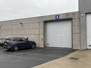 Entrepôt à louer d'environ 1 260 m² dans la zone industrielle de Kuurne. Spécifications : - Sol en béton ciré- Isolation du toit- Portail...