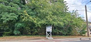 <p><span>BOUWGROND VOOR ÉÉN OPEN OF TWEE HALF OPEN bebouwing</span></p><p><span> </span></p><p><span>Op zoek naar een mooi gelegen bouwgrond voor het realiseren van uw droomwoning? </span></p><p><span>Ontdek dan deze bouwgrond van 11a 60ca in de Zuidstraat 33/35 te Beverlo.<br />Het perceel biedt de ideale basis voor een(twee) hedendaagse gezinswoning(en) met een compacte en onderhoudsvriendelijke tuin. </span></p><p><span>Perfect voor wie comfortabel wil wonen met voldoende buitenruimte zonder intensief tuinonderhoud.<br />Dankzij de grote van het perceel kan dit perceel ook opgedeeld worden voor twee halfopen bebouwingen zonder echt te moeten inleveren op voldoende buitenruimte. </span></p><p><span>De gunstige ligging zorgt ervoor dat u een vlotte bereikbaarheid hebt richting de E313, terwijl winkels, scholen, sportinfrastructuur en openbaar vervoer zich op korte afstand bevinden. </span></p><p><span>De groene omgeving en het landelijke karakter en de nabijgelegen fiets- en wandelroutes zorgen bovendien voor een aangename woonkwaliteit.<br /><br />Bouwmogelijkheden zijn onderworpen aan de geldende stedenbouwkundige voorschriften volgens het RUP centrum Beverlo en eventuele verkavelingsvoorschriften.<br />Perceelsbreedte van 26 meter en -diepte 50 m.</span></p><p><span> </span></p><p><span>Totale oppervlakte perceel is 1160 m²</span></p><p><span>Kan verdeeld worden in twee percelen van elk 580 m² </span></p><p><span> </span></p><p><span>Algemene RUP-kaders voor wonen in Beverlo</span></p><ul><li><span>Bestemming:</span><span> Het RUP centrum Beverlo legt een hoofdbestemming vast voor </span><span>wonen</span><span>, vaak gecombineerd met ruimte voor handel, diensten of vrije beroepen op het gelijkvloers in de dorpskern. </span></li><li><span>Typologie:</span><span> Of een open bebouwing of halfopen bebouwing is toegestaan, hangt af van de aanduiding op het grafisch plan van het RUP en de beschikbare perceelbreedte.</span></li></ul><p><span>Voorschriften voor één open bebouwing</span></p><ul><li><span>Perceelbreedte:</span><span> Vraagt doorgaans een brede bouwstrook (minstens 15 meter totaal: 3 meter vrije zijtuin + 9 meter woning + 3 meter vrije zijtuin).</span></li><li><span>Inplanting:</span><span> Het hoofdgebouw moet op een minimumafstand van de perceelsgrenzen worden geplaatst (meestal minstens 3 meter aan beide zijden).</span></li><li><span>Bouwvolume:</span><span> Maximale kroonlijsthoogte en bouwdiepte worden strikt beperkt volgens de zone om de schaal van de dorpskern te bewaren.</span></li></ul><p><span>Voorschriften voor twee halfopen bebouwingen</span></p><ul><li><span>Perceelbreedte:</span><span> Vraagt per woning minder breedte (minstens 10 meter per perceel of voldoende breedte voor een halfopen koppel: 3 meter vrije zijtuin + 7 meter woning).</span></li><li><span>Inplanting:</span><span> De woningen worden aan één kant tegen de perceelsgrens (perceelgrens) gebouwd en moeten aan de andere kant een vrije zijtuinstrook van minimum 3 meter respecteren.</span></li><li><span>Koppeling:</span><span> De twee halfopen woningen moeten als één harmonisch volume of koppel ontworpen worden qua dakvorm, materiaalgebruik en bouwhoogte.</span></li></ul><p><span>Materiaalgebruik en Afwerking</span></p><ul><li><span>Materialen:</span><span> Gevels en dakbedekking moeten bestaan uit duurzame en esthetische materialen die passen bij de omgeving.</span></li></ul><p><span>Parkeren:</span><span> Er geldt een verplichting om voldoende parkeerplaatsen en autostaanplaatsen op eigen terrein te voorzien.</span></p><p><span> </span></p><p><span>Voor meer info neem contact op met Filip via 0475/86.04.89</span></p><p><span>of via mail: filip@janssenenjanssen.be</span></p><p><span> </span></p><p><span> </span></p>