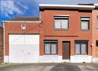 Iets verder, maar bijna onder de kerktoren van het leuke Overwinden, deelgemeente van Landen, treffen we deze toffe woning aan.Het is 'echt' wel een...