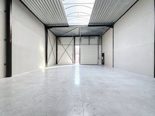 Magazijn van ca. 170 m² te huur in Izegem in het nieuwbouwproject Stuyf met private parkeerplaats. Het magazijn is gelegen in de nabij het centrum...