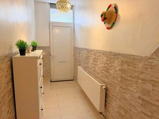 Rijwoning met 4 volwaardige slaapkamers op wandelafstand van alle winkels. De woning werd grotendeels gerenoveerd maar kan nog wat opfriswerk gebruiken. Living heeft een laminaatvloer en een klassieke grootte. Moderne keuken met voldoende kasten en gasvuur. Badkamer op het 1ste verdiep met bad, lavabo, wc en aansluiting voor wasmachine. Uniek aan dit huis zijn de 4 ruime slaapkamers waardoor een groot gezin hier kan wonen. Voldoende berging in de kelder. Instapklaar mits enkele kleine vernieuwingen zoals binnendeuren. Geen tuin, wel een klein terras van 5 m² op 1ste verdieping.