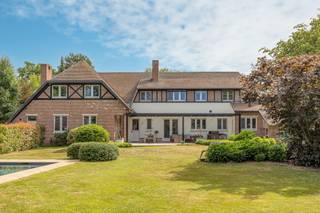Discover this beautiful detached Tudor villa on a generous plot of 2,671 m² in Kontich, with an impressive 558 m² of living space. This unique...