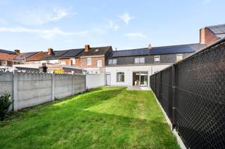 GERENOVEERDE WONING MET 3 SLPKS EN TUINDeze woning werd volledig gestript en heropgebouwd tot een asbestveilige, energiezuinige woning met een Epc...