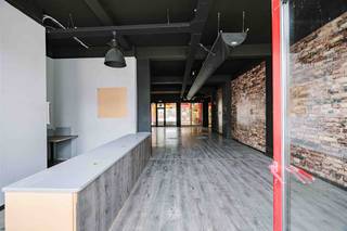 <p><span>DEINZE CENTRUM - Riante handelsruimte op toplocatie te huur</span></p><p><span> </span></p><p><span>Bent u op zoek naar een ruime handelsruimte in het centrum van Deinze?</span></p><p><span>Deze commerciële ruimte op de Markt combineert een gunstige ligging met uitstekende visibiliteit en veel passage. </span></p><p><span>Ideaal voor de uitbating van een handelszaak, kantoor of praktijkruimte.</span></p><p><span> </span></p><p><span> </span></p><p><span>Enkele troeven in een notendop: </span></p><ul><li><span>Nuttige vloeroppervlakte van 121m²</span></li><li><span>Absolute toplocatie in centrum Deinze</span></li><li><span>Tal van indelingsmogelijkheden</span></li><li><span>Hoge plafonds en open ruimtes</span></li><li><span>Geschikt voor vrije beroepen, klein- of detailhandel, horeca of kantoor</span></li><li><span>Grote zichtbaarheid dankzij twee ingangsdeuren en brede vitrine</span></li><li><span>Gunstige EPC Label B</span></li></ul><p><span> </span></p><p><span>Indeling</span><span>: Onthaalruimte, handelsgelijkvloers, twee aparte toiletten en berging.</span></p><p><span> </span></p><p><span> </span></p><p><span>Belangrijk: </span></p><p><span>Huurprijs: 1.500 EUR/maand</span></p><p><span>Nutsvoorzieningen apart af te rekenen</span></p><p><span>Handelshuurovereenkomst</span></p><p><span> </span></p><p><span>Interesse? Contacteer Axel Lenaerts makelaars voor meer info via 09 245 24 24 of <span>Laurens@axellenaerts.be</span></span><span> </span></p>