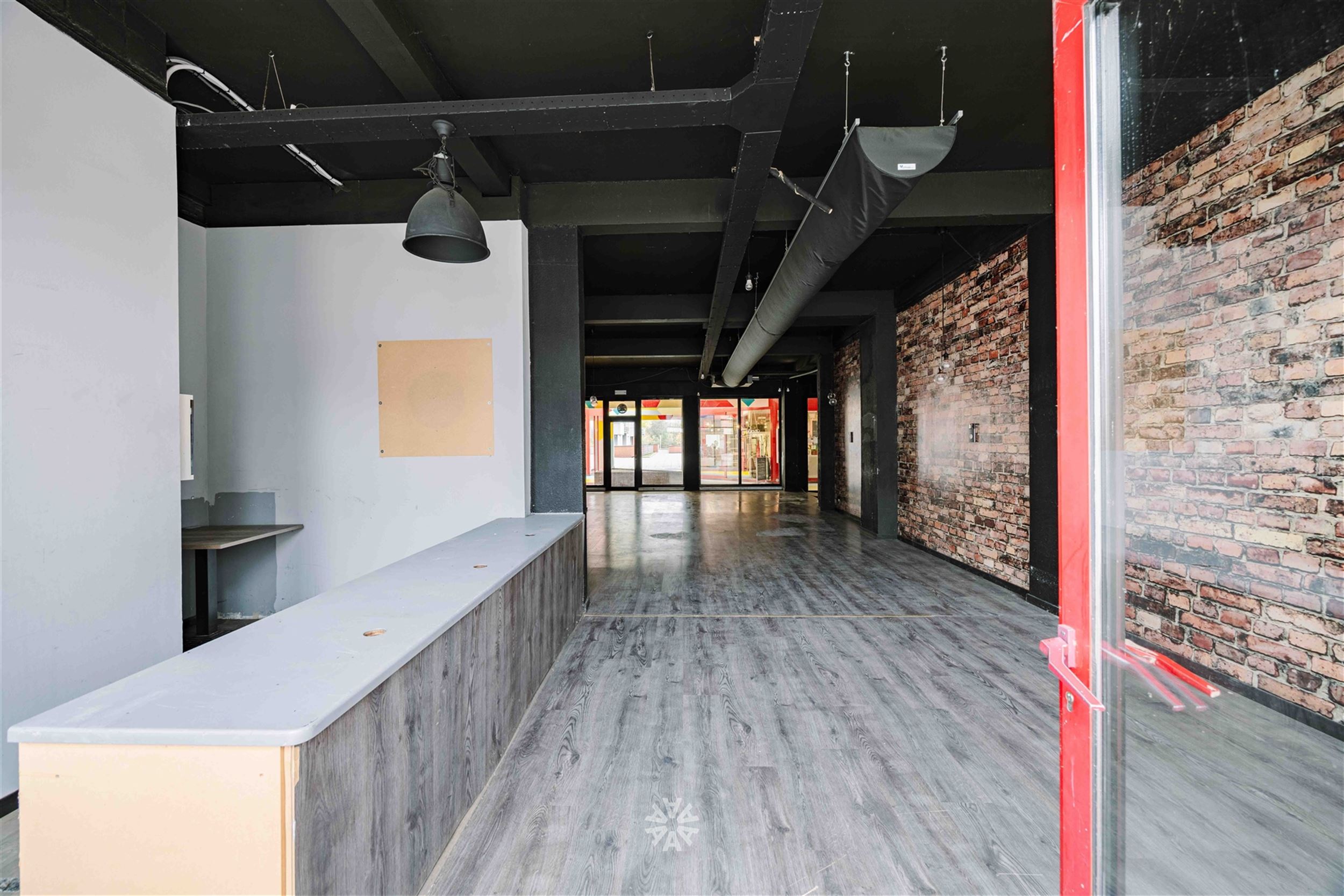 DEINZE - Veelzijdige handelsruimte op de Markt in Deinze - foto 3