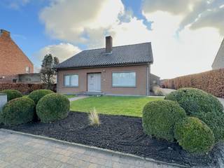 Nabij het centrum van Sint-Lenaarts vinden we deze open bebouwing op een mooi perceel van 1.095 m².De woning werd grotendeels vernieuwd in 2005,...