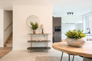 In het groene Mierenbergpark in Bekkevoort komt een nieuwe reeks duurzame woningen op de markt, na het bewezen succes van de vorige fase.<br /><br />Deze charmante nieuwbouwwoning ligt midden in een botanische parkomgeving, waar rust, natuur en bereikbaarheid perfect samenkomen. De woning is ontworpen met oog voor comfort, licht en energiezuinigheid. Dankzij de doordachte indeling met <strong>drie volwaardige slaapkamers</strong> en een <strong>ruime zolderverdieping</strong> biedt deze woning tal van mogelijkheden.<br /><br />Je woont er in alle stilte, met een private tuin die grenst aan het park, maar toch vlak bij alles wat je nodig hebt. De dorpskern van Assent ligt op fietsafstand, met winkels, een school en lokale voorzieningen. De oprit van de E314 bereik je in enkele minuten, zonder dat je de verkeersdrukte hoort of ziet. Diest ligt op slechts vijf kilometer en biedt alles van cultuur tot gezellige horeca.<br /><br />De woning is <strong>energieneutraal</strong> en uitgerust met hernieuwbare energie, wat niet alleen goed is voor het milieu, maar ook voor je wooncomfort op lange termijn. De afwerking kan volledig op maat, zodat je van bij het begin je eigen stempel op je nieuwe thuis kan drukken. Mierenbergpark is geen klassiek nieuwbouwproject, maar een echte woonbeleving, ingebed in een zorgvuldig aangelegd park met zitplekken en speelruimte. Hier woon je niet zomaar in een huis, maar in een omgeving die ontworpen is om te leven, op adem te komen en te groeien.<br /><br />