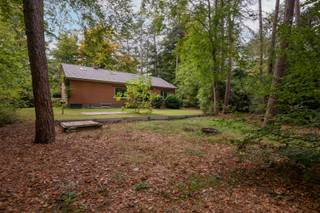 Instapklare en ruime gezinswoning met 5 slaapkamers, volledig afgewerkte zolderverdieping, garage en prachtige tuin.We betreden de woning via een...