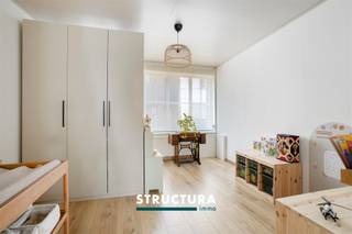 Bent u op zoek naar een stijlvolle, instapklare woning waar ruimte, comfort en kwaliteit centraal staan? Dan zal deze volledig gerenoveerde gezinswoning in het centrum van Peizegem u ongetwijfeld bekoren. Op een perceel van maar liefst 10a34ca geniet u van een verrassend ruime woning van ongeveer 171 m², afgewerkt met kwalitatieve materialen. Dankzij het EPC B, de conforme elektriciteit en de mogelijkheid om een derde slaapkamer te creëren, vormt deze woning een ideale thuis voor gezinnen die zorgeloos willen verhuizen.IndelingGelijkvloers: inkom, polyvalente ruimte die perfect dienst kan doen als bureau, speelkamer of hobbyruimte, leefruimte met gashaard, eetkamer, lichtrijke leefkeuken met grote raampartijen en directe toegang tot de tuin en terrassen, badkamer met ligbad, inloopdouche en dubbele lavabo, wasruimte en apart toilet. Eerste verdieping: de overloop voorzien van ingemaakte kasten en biedt voldoende ruimte om bijvoorbeeld een bureauhoek te creëren. Op deze verdieping bevindt zich eveneens een ruime slaapkamer met ingemaakte kasten.Tweede verdieping: ruime zolderkamer. Vandaag ingericht als één grote slaapkamer, maar om te vormen tot twee volwaardige kamers, waardoor de woning in totaal over drie slaapkamers kan beschikken.Exterieur:- Zeer grote, privatieve tuin (terrein van 10a34ca)- 2 terrassen- Meerdere bergruimtes- Garage, bereikbaar via LeirekenKarakteristieken- Volledig en kwalitatief gerenoveerde woning- Instapklaar- Gelegen in het centrum van Peizegem- Perceeloppervlakte van 10a34ca- Bewoonbare oppervlakte van ca. 171 m²- Energiezuinig (EPC B)- Elektriciteit conform- Talrijke ingemaakte kasten- Mogelijkheid tot een 3de slaapkamer- Gezellige leefruimte met gashaard- Vrij vanaf 01/02/2027Deze woning combineert de charme van een warme gezinswoning met het comfort van een hedendaagse renovatie. De overvloed aan natuurlijke lichtinval, de hoogwaardige afwerking, de uitzonderlijk ruime tuin en de centrale ligging maken van dit pand een unieke opportuniteit in Peizegem. Bent u benieuwd naar alles wat deze woning te bieden heeft? Contacteer ons vandaag nog voor een bezoek en laat u ter plaatse overtuigen via 02 460 80 46 of info@structura.be