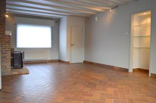 Deze verzorgde gezinswoning ligt op een boogscheut van het centrum van Heule, winkels en school en heeft en zeer fijne , rustige ligging.<br />Ruime en lichtrijke leefruimte, open keuken, extra berging, 3 slaapkamers en badkamer met bad en douche. Daarbij ook een mooie Z-gerichte tuin en met het pluspunt van een uitweg achteraan. <br />Bovendien beschikt de woning ook over een garage.<br /><br />Beschikbaarheid: 01/09/2026<br />Huurprijs: 795 EUR/maand<br />Adres: Steenstraat 23, 8501 Heule<br />Onze referentie: DEV5090