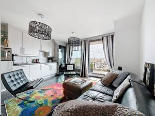 Dit recent appartement is perfect instapklaar, centraal gelegen op 50m van de winkels en slechts 100m van het strand.  De indeling is als volgt: Inkomhal, WC, berging, woonkamer met volledig ingerichte keuken, terras ZO georiënteerd.  Op het verdiep een slaapkamer met dubbel bed en ruime badkamer met inloopdouche, lavabo én WC.    Individuele kelder inbegrepen.  Mogelijkheid tot aankopen van ondergrondse staanplaats: 40.000 €.  Ref Trimaron 404