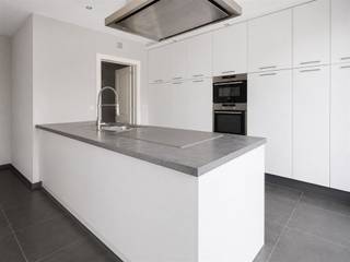 <p><span>Découvrez cet appartement neuf, spacieux et aux finitions haut de gamme, situé au premier étage et accessible par un hall d'entrée privé au rez-de-chaussée. L'escalier est en outre équipé d'un monte-escalier sophistiqué, offrant ainsi un confort et une accessibilité accrus.</span></p><p><span>L'appartement dispose d'un grand espace de vie lumineux, d'une cuisine (ouverte) entièrement équipée avec des appareils électroménagers haut de gamme, d'un débarras pratique, de deux chambres spacieuses (17 et 11 m²) et d'une salle de bains confortable avec baignoire, douche et double lavabo.</span></p><p><span>La terrasse très spacieuse constitue un atout indéniable : vous pourrez y profiter en toute tranquillité d’une vue magnifique sur un cadre verdoyant.</span></p><p><span>Il y a également un garage de 21 m² équipé d’une porte sectionnelle automatique.</span></p><p><span>Située au calme, facilement accessible et à proximité du centre-ville, des écoles et des principaux axes routiers.</span></p><p><span>Idéal pour une vie au calme !</span></p><p><span> </span></p><p><span> </span></p>
