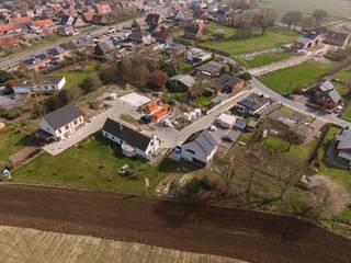 Gelegen in een kleinschalig woonerf! Locatie zeer vlot bereikbaar Torhout centrum, autostrades en ring<br /><br />Deze verkaveling is een combinatie van halfopen en open bebouwingen telkens met twee bouwlagen en hellend dak. De woningen worden afgewerkt in een modern-landelijke stijl.<br /><br /><span>Samen wonen, maar toch elk met voldoende ruimte en privacy? Lot 5 en 6 vormen samen een interessante zuidgerichte koppelwoning binnen een rustig nieuwbouwwoonerf in Torhout. Een mooie opportuniteit voor families die dicht bij elkaar willen wonen, bijvoorbeeld als kangoeroewoning.</span><br /><br />Troeven:<br />- Mogelijkheid 4 slaapkamers<br />- Open leefruimte met keuken<br />- Vloerverwarming<br />- Warmtepomp lucht/water<br />- Zonnepanelen<br />- Regenwaterpomp<br /><br />Alle prijzen zijn steeds excl. btw en aankoopkosten.<br />Gedetailleerde prijslijst is beschikbaar op aanvraag.<br /><br />Contacteer Simon via 0498123708 of via simon@vicusvastgoed.be<br /><br />De weergegeven AI-beelden dienen uitsluitend ter illustratie en tonen een mogelijke indruk van hoe de woning eruit kan zien na de bouwwerken.