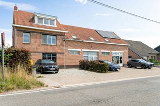 WONEN ÉN ONDERNEMEN ONDER ÉÉN DAK – RUIME WONING MET MULTIFUNCTIONEEL BIJGEBOUWOp zoek naar een eigendom waar je comfortabel kan wonen én ruimte hebt...