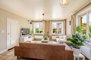 <strong>Ligging &amp; indeling</strong><br />In het groene en rustige Wachtebeke bevindt zich deze charmante woning in landelijke stijl op een perceel van 706 m². Deze eigendom combineert authenticiteit met comfort en biedt alles wat u zoekt voor aangenaam en ruim wonen.<br /><br />In de privatieve &amp; afgesloten tuin is het heerlijk vertoeven. De overdekte zithoek maakt het mogelijk om het hele jaar door buiten te vertoeven. Daarnaast beschikt u over een dubbele, aparte garage en voldoende parkeermogelijkheden op eigen terrein — een absolute meerwaarde.
<p>Binnenin valt meteen de overvloedige lichtinval op, zowel in de gezellige woonkamer als in de ruime keuken. De keuken sluit aan op een aangename veranda, die zorgt voor extra leefruimte en een mooi zicht op de tuin. Verder beschikt u op het gelijkvloers over een badkamer, apart toilet en slaapkamer. Dit maakt de woning ook geschikt voor wie gelijkvloers wil wonen of extra flexibiliteit wenst.</p>
<p>Op de eerste verdieping beschikt de woning over twee volwaardige slaapkamers en een extra kamer die perfect kan dienen als kinderkamer, bureau of hobbyruimte.<br /><br /><strong>Troeven</strong></p>
<ul><li><strong>Landelijke stijl omringd door groen</strong></li><li><strong>EPC - B</strong></li><li><strong>Conforme elektrische keuring</strong></li><li><strong>Inclusief recente zonnepanelen + laadpaal + verwarmingsketel</strong></li><li><strong>3 Volwaardige Slaapkamers (mogelijkheid tot 4)</strong></li><li><strong>Ruime garage/atelier</strong></li></ul>
<strong>UW DROOMWONING? ZO GEVONDEN!</strong><br />