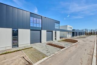 Nieuwbouwproject te Genk - BEDRIJVENPARK KOMPELLAAN<br /><br />Bedrijvenpark Kompellaan: 21 moderne KMO-units langsheen de Kompellaan in Genk. Dit complex biedt kleine en middelgrote ondernemingen de perfecte plek om te starten, groeien en te innoveren.<br /><br />AANBOD<br />-21 multifunctionele units <br />-Variërend in grootte van 195m² tot 752m²<br />-Strategische locatie langs de Kompellaan, dichtbij belangrijke verkeersaders en logistieke hubs<br />-Strakke architectuur en afwerking (casco+ oplevering)<br />-Parkeergelegenheid<br />-Prijzen vanaf 239.000 euro excl. btw<br /><br />Voor meer info 011/39 90 50 of info@jansenrealestate.be - https://www.jansenrealestate.be/project-kompellaan/6190088/