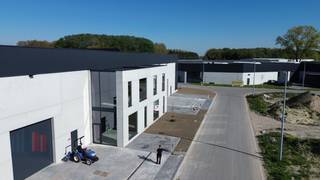 Nieuwbouw magazijnruimte met een oppervlakte van maar liefst 917 m² in combinatie met 126 m² kantoorruimte en 5 privatieve parkeerplaatsen. De...