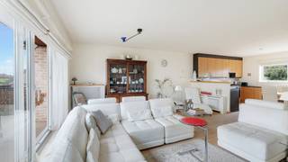 In een rustige doodlopende straat, vlak bij Duinenwater, bevindt zich deze uitstekend onderhouden woning met drie slaapkamers, een garage en een stadstuin. De woning is gelegen in een residentiële en aangename buurt met uitsluitend plaatselijk verkeer, wat garant staat voor een rustige en veilige woonomgeving. Voor de woning is er parkeergelegenheid. Hier geniet u van alle rust, terwijl de Zeedijk, het strand en het bruisende commerciële centrum van Knokke zich op slechts enkele minuten fietsen bevinden. Deze woning combineert een serene ligging met een uitstekende bereikbaarheid en vormt zo de ideale uitvalsbasis voor zowel permanente bewoning als een tweede verblijf.<br /><br />Indeling:<br />inkomhal, garage, polyvalante tuinkamer (bureau, slaapkamer, hobbyruimte), met toegang tot leuke stadstuin met terrassen. <br />Overloop met toilet, lichtrijke leefruimte met toegang tot terras, uitgeruste keuken, berging.<br />Nachthall, badkamer, twee slaapkamers (mogelijks drie) zolder.<br />Parking voor de deur.<br /><br />Bezoeken? Graag na afspraak met Avantimmo op het nummer 050 62 50 55