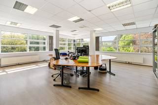 Top locatie hoek kantoor op de 2e verdieping van ca 220 m² privatief.Makkelijk in te delen naar eigen behoeften, veel natuurlijke lichtinval.Parkings...
