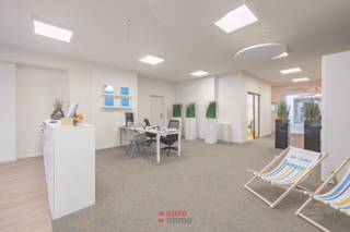 Bent u op zoek naar een investering waar u zélf de touwtjes in handen hebt? Houdt u van de authentieke stijl van Nieuwpoort en de specifieke trapgevels? Dan bent u hier aan het juiste adres. Gelet op het feit dat er slechts 2 entiteiten in het gebouw zijn hoeft u zich geen zorgen te maken over een complexe mede-eigendom.<br /><br />Het handelsgelijkvloers wordt uitgebaat door Go4Jobs , een gevestigde waarde in de wereld van de interimkantoren. Met een bewezen omzet en goede reputatie is dit een huurder om van te dromen. Naast een vlotte betaling van de huurprijs wordt het volledige pand bestaande uit kantoorruimten, vergaderruimten, keuken, douchekamer, toiletten,... met grote zorg onderhouden. Samengevat: geen zorgen en een mooi rendement.<br /><br />De achtergelegen parkeerplaatsen zijn op heden ook verhuurd en u krijgt uiteraard de eerste kans om deze bij aan te kopen.<br /><br />De topligging, de charme die dit pand uitstraalt en het goede rendement maken dit een absolute topinvestering. <br /><br />Voor meer info kan u bij ons terecht op kantoor: Albert I Laan 234, 8620 Nieuwpoort.<br /><br />EPC: C-label.