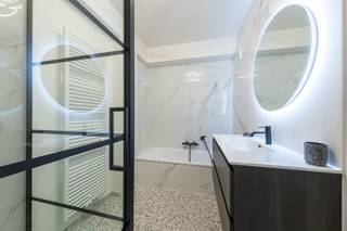 LUXUEUS, GEMEUBELD APPARTEMENT MET TWEE SLAAPKAMERS GELEGEN IN HET HARTJE VAN OOSTENDE<br /><br />De elegante, lichte woonkamer loopt naadloos over in een zonnig terras met schitterend uitzicht op het levendige centrum van Oostende. De moderne open keuken is voorzien van hoogwaardige apparatuur. Achteraan het appartement liggen twee ruime slaapkamers, waaronder de hoofdslaapkamer met een privébalkon. De badkamer is uitgerust met een royale inloopdouche, een luxueus ligbad en een apart toilet voor extra comfort.
<ul>
	<li>3de verdieping</li>
	<li>Onmiddellijk beschikbaar</li>
	<li><strong>Domicilie mogelijk</strong></li>
	<li>Wordt volledig GEMEUBELD verhuurd</li>
	<li>Provisie op vaste kosten en verwarming : € 150 per maand (incl. onderhoud gemeenschappelijke delen, water- en verwarmingsverbruik)</li>
	<li>EPC : 166</li>
</ul>