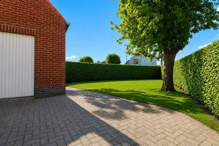 Bent u op zoek naar een instapklare huurwoning waar comfort en kwaliteit centraal staan? Deze volledig gerenoveerde woning in Adegem werd zowel binnen als buiten grondig vernieuwd en is afgewerkt met oog voor detail.
Bij het betreden van de woning ervaart u meteen de aangename, verzorgde uitstraling. De ruime, lichtrijke leefruimte geeft een ruimtelijk gevoel. De open keuken is uitgerust met de nieuwste toestellen en biedt alle comfort voor dagelijks gebruik.
Op het gelijkvloers bevindt zich bovendien een ruime badkamer, voorzien van zowel een ligbad als een aparte douchecabine.
Op de tweede verdieping bevinden zich drie slaapkamers waarvan 1 master slaapkamer.
Buiten geniet u van een leuke, zonnige tuin waar u in alle rust kunt ontspannen. De woning beschikt daarnaast over een aparte garage en een praktische kelder, ideaal als extra bergruimte.
Een ideale huurwoning voor wie op zoek is naar een kwalitatief afgewerkte woning met alle hedendaagse comfort.
Wenst u een bezoek te brengen?
Maak uw afspraak via www.vastgoedunicum.be of stuur een e-mail naar verhuur@vastgoedunicum.be.