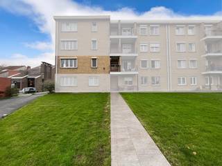 Ligging<br />Ontdek dit charmante appartement gelegen in de rustige en centraal gelegen Manestraat 25, in het hart van Tielt. Deze toplocatie biedt een perfecte combinatie van comfort en bereikbaarheid, met vlotte verbindingen naar het bruisende centrum, winkels, scholen en openbaar vervoer. <br /><br />Indeling<br />Op het eerste verdiep van residentie Zonneweelde bevindt zich een modern en instapklaar appartement dat u meteen verwelkomt. Bij binnenkomst vindt u een praktische hal met een ingebouwde vestiairekast, ideaal voor het organiseren van uw spullen. De residentie heeft zijn naam niet gestolen want door de vele ramen is het appartement met open leefruimte gedurende de hele dag voorzien van natuurlijk licht. De gezellige keuken is voorzien van een oven, een koelkast, kookplaat en een aansluiting voor een wasmachine. De badkamer is modern ingericht met een inloopdouche, lavabo en toilet. De slaapkamer geeft toegang tot een terras met uitzicht op de mooie tuin van de residentie, perfect voor ontspanning en rustige momenten. Het appartement is voorzien van automatische rolluiken. Bovendien is er een garage met automatische poort inbegrepen. Hierdoor kan u altijd comfortabel parkeren. Met ook nog een extra berging geniet u hier van voldoende opbergruimte.<br /><br />Neem vandaag nog contact op met Magali voor een vrijblijvende bezichtiging en ontdek zelf de vele voordelen van dit prachtige appartement. <br /><br />M: magali@gentill.be<br />T: 09 493 04 10