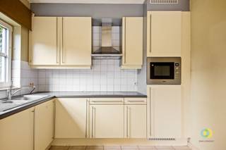 <p><span>O</span><span>ntdek dit aangename duplexappartement in het centrum van Vilvoorde, op een bijzonder praktische locatie vlak bij de Markt. Winkels, horeca, scholen, openbaar vervoer en alle dagelijkse voorzieningen bevinden zich op wandelafstand. Ondanks de centrale ligging is de duplex rustig gelegen achteraan het complex. Het appartement, gebouwd in 1999, kan een opfrissing gebruiken en biedt daardoor de mogelijkheid om het volledig naar eigen smaak te moderniseren. Het beschikt over een eigen inkom en deelt het achterliggende gedeelte slechts met één andere buur. Via de trap bereikt u de inkomhal, die toegang biedt tot een apart gastentoilet en de ruime leefruimte. De woonkamer vormt één geheel met de open keuken en biedt voldoende plaats voor een comfortabele zithoek en eetplaats. Op deze verdieping bevindt zich eveneens een handige wasberging. De trap in de leefruimte leidt naar de bovenverdieping. Daar bevinden zich twee slaapkamers en de badkamer. Dankzij de praktische indeling is dit appartement bijzonder geschikt voor starters, een klein gezin of wie graag centraal woont.</span></p><p><span>Een privatieve staanplaats is inbegrepen in de verkoopprijs, wat in deze centrale omgeving een belangrijke troef is. Daarnaast beschikt het appartement over een praktische bergkelder voor extra opslagruimte. Een interessante opportuniteit voor wie centraal en rustig wil wonen, maar ook voor investeerders die op zoek zijn naar een eigendom met renovatie- en rendementspotentieel.</span></p>