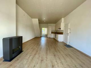 <p>Instapklaar en lichtrijk appartement te Wondelgem. In de omgeving bevinden er zich tal van commerciële handelszaken, eetgelegenheden, scholen en supermarkten. Het openbaar vervoer is zeer toegankelijk, alsook is er een vlotte verbinding met de fiets of de wagen richting Gent-Centrum. Kortom, een toplocatie!<br /><br />Het appartement bevindt zich op de eerste verdieping in een kleinschalig gebouw. Er is een lichtrijke woonkamer met open, geïnstalleerde keuken. Aansluitend is er de badkamer met inloopdouche, lavabo en toilet. Op de verdieping zijn nog twee slaapkamers aanwezig. </p><p>Op het gelijkvloers bevindt zich bovendien een privatieve berging/fietsenstalling.<br /><br /><strong>Onmiddellijk beschikbaar.</strong><br />Geen gemeenschappelijke kosten.<br /><br />Een bezoek kan uitsluitend via onze website aangevraagd worden: https://www.vastgoeddevos.be/te-huur, klik het pand aan en klik vervolgens op "maak een afspraak". </p>