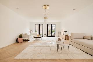 <p><span>Vivre avec un sentiment de WOW dans une nouvelle construction prête à l'emploi avec 4 chambres à coucher.</span></p><p><span> Dans un endroit étonnamment calme et pourtant proche de toutes les routes d'accès principales, à distance de vélo de la ville et du village, vous découvrirez cette nouvelle maison exceptionnelle. Un endroit auquel vous ne vous attendez pas immédiatement… et certainement pas à ce qui se cache derrière.</span></p><p><span>Dès que vous pénétrez à l'intérieur, vous le sentez immédiatement : espace, lumière et une expérience unique qui ne cesse de vous surprendre. Le hall d'entrée spacieux vous accueille et vous mène à un espace de vie impressionnant, baigné de lumière, où chaque mètre carré respire. La cuisine entièrement équipée, chaleureuse et accueillante, est le cœur battant de la maison –. C'est un lieu où le design et la fonctionnalité s'allient parfaitement et où chaque détail a sa place.</span></p><p><span>Une pièce particulièrement généreuse de pas moins de 28 m² vous attend au premier étage. Idéale comme espace de vie supplémentaire, bureau ou espace de pratique ou chambre principale – entièrement adaptable à votre style de vie. En outre, vous trouverez une salle de bains élégante avec double lavabo, douche à l'italienne et toilettes séparées, une deuxième chambre spacieuse et un espace de rangement pratique.</span></p><p><span>Le deuxième étage passe à la vitesse supérieure, au sens propre comme au sens figuré. Avec ses plafonds impressionnants, cet étage crée un sentiment d'ouverture invisible. Vous y trouverez deux chambres supplémentaires (une grande et une plus petite), une deuxième salle de bains avec double lavabo et toilettes, une salle de douche séparée et un espace de rangement supplémentaire.</span></p><p><span>Et puis il y a le jardin compact mais super confortable … L'espace extérieur paysager est aussi unique que la maison elle-même : soigneusement conçu pour combiner tranquillité, intimité et beauté.</span></p><p><span>Ce n'est pas une maison ordinaire. Cette maison doit être </span><span>ressentie</span><span>. Le sourire qui apparaît en entrant, la découverte de chaque espace, l'harmonie de la lumière, des volumes et des finitions –, c'est une expérience qui dure.</span></p><p><span>Possibilité d'acheter à 6% ou 21% de TVA (sous réserve de conditions) – à discuter avec nous au bureau.</span></p><p><span>Laissez-vous surprendre. Laissez-vous toucher. Et surtout, venez en faire l'expérience.</span></p><p><span> </span></p><p><span> </span></p>
