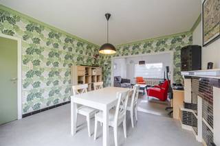 Verder te renoveren woning met 3 slaapkamers<br /><br />INDELING <br /><br />GELIJKVLOERS:<br />Inkomhal met trap naar eerste verdieping<br />Ruime living met eetkamer<br />Keuken met toegang naar kelder<br />Verandaruimte<br />Technische berging met badkamer<br /><br />EERSTE VERDIEPING.<br />3 slaapkamers waarvan 2 zeer ruime<br />Trap naar zolder<br /><br />TWEEDE VERDIEPING<br />In te richten zolder<br /><br />BIJZONDERHEDEN:<br />- Servitude naar achterliggende grote garage<br />- Gunstig EPC ‘C <br />- Geen renovatieverplichting.<br />- EK conform<br />- Snelle beschikbaarheid<br />- Winkels, school en openbaar vervoer vind je vlakbij.