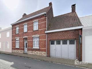 <p><span>Authentieke gezinswoning met garage, zonnige tuin en uitweg in het centrum van Dikkebus</span></p><p><span>Op een centrale ligging in het gezellige Dikkebus bevindt zich deze ruime, authentieke woning boordevol potentieel. </span></p><p><span>Indeling</span></p><p><span>Gelijkvloers</span><span><br />Via de </span><span>inkomhal</span><span> komt u terecht in de woning, waar een polyvalente ruimte zich perfect leent als bureau, praktijkruimte of extra slaapkamer. De </span><span>lichtrijke leefruimte</span><span> vormt het hart van de woning en sluit aan op de aparte keuken. Verder vindt u op het gelijkvloers een </span><span>badkamer</span><span> uitgerust met bad en lavabo, evenals een afzonderlijk toilet.</span></p><p><span>De ruime </span><span>inpandige garage</span><span> met automatische poort biedt niet alleen plaats aan een wagen, maar ook aan extra opslagruimte. Aansluitend bevindt zich een praktische </span><span>tuinberging</span><span> met bijkomende zolderverdieping.</span></p><p><span>Daarnaast beschikt de woning over een </span><span>droge kelder</span><span> en een handige</span><span> voutekamer.</span></p><p><span>Eerste verdieping</span><span><br />De ruime </span><span>nachthal</span><span> biedt mogelijkheden voor het creëren van een extra kamer of bureauhoek. Verder bevinden zich op deze verdieping een </span><span>kinderkamer</span><span> en </span><span>twee ruime slaapkamers.</span></p><p><span>Zolderverdieping</span><span><br />De royale zolderverdieping biedt tal van mogelijkheden voor wie extra woonruimte wenst te creëren. Denk aan bijkomende slaapkamers, een hobbyruimte, speelkamer of thuiskantoor.</span></p><p><span>Een belangrijke meerwaarde is het </span><span>dak</span><span> dat in 2022 volledig werd</span><span> vernieuwd</span><span>, inclusief onderdak en dakpannen.</span></p><p><span>Buitenruimte</span><span><br />Achteraan geniet u van een aangename, </span><span>zuidwestgerichte tuin</span><span> waar u de hele namiddag en avond van de zon kunt genieten. De praktische </span><span>uitweg achteraan</span><span> zorgt voor extra comfort en toegankelijkheid.</span></p><p><span>Troeven</span></p><ul><li><span>Centrale ligging in het centrum van Dikkebus</span></li><li><span>Inpandige garage met automatische poort</span></li><li><span>Zuidwestgerichte tuin</span></li><li><span>Uitweg achteraan</span></li><li><span>Vernieuwd dak (2022)</span></li><li><span>Tal van uitbreidings- en renovatiemogelijkheden</span></li><li><span>Ruime zolder met potentieel</span></li><li><span>Authentieke woning met veel karakter</span></li></ul><p><span> </span></p><p><span>Een unieke opportuniteit voor wie op zoek is naar ruimte, karakter en de mogelijkheid om een woning volledig naar eigen wensen te veranderen. </span></p><p><span> </span></p><p><span>Opmerking:</span><span> Sommige foto's zijn AI-visualisaties en dienen louter ter illustratie van het potentieel van de woning. </span></p>
