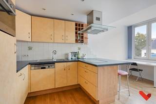 Bienvenue dans ce charmant appartement une chambre, idéalement situé au cœur vibrant de Louvain, au 5a Savoyestraat.<br />Situé au troisième étage d’un immeuble bien entretenu, cet appartement offre une oasis de calme en plein centre-ville, avec une vue magnifique sur le jardin verdoyant du Musée M et sur la bibliothèque universitaire emblématique.<br /><br /><br />Agencement<br /><br />Dès l’entrée, vous serez accueilli dans un séjour lumineux avec de grandes fenêtres laissant pénétrer une abondante lumière naturelle. La cuisine ouverte s’intègre harmonieusement à la pièce de vie et est entièrement équipée pour votre confort.<br />La chambre, spacieuse et paisible, constitue un véritable refuge pour échapper à l’agitation urbaine. La salle de bain comprend une douche, un lavabo et des toilettes.<br /><br /><br />Atouts<br /><br />Emplacement exceptionnel au centre de Louvain, à distance de marche des commerces, restaurants et transports en commun<br /><br />Situation calme à l’avant du bâtiment, avec vue sur le jardin du Musée M et la bibliothèque universitaire<br /><br /><br />Situation<br /><br />La rue Savoyestraat se trouve à deux pas de la Ladeuzeplein, de la Bondgenotenlaan et des campus universitaires. Malgré sa situation centrale, vous y profiterez d’un cadre paisible, d’une grande intimité et d’une vue unique — une combinaison rare en centre-ville.<br /><br />Si cet appartement vous intéresse, n’hésitez pas à contacter BVM immobilier ou à téléphoner au 016 23 21 45.