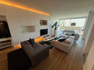 Luxueus afgewerkte loft, gelegen op de 4e verdieping van een gebouw vlakbij de Up-site, tussen Tour & Taxis en het noordstation. Deze loft omvat...