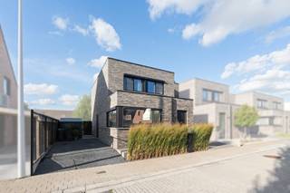 Deze instapklare halfopen woning met drie slaapkamers, garage en aangelegde tuin is gelegen in Roeselare en combineert comfort, energiezuinigheid en een praktische indeling met een rustige ligging en een vlotte bereikbaarheid.<br /><br /><strong>Ligging</strong>: de woning bevindt zich in een rustige en aangename verkaveling in Roeselare, vlakbij Ardooie. U geniet er van een fijne woonomgeving met een vlotte verbinding naar het centrum van Roeselare en de omliggende gemeenten. Dankzij de nabijheid van de E403 zijn ook andere steden en gemeenten gemakkelijk bereikbaar. <br /><br /><strong>Indeling</strong>:<br />U betreedt de woning via de inkomhal, die toegang biedt tot een apart toilet en de leefruimte. De leefruimte bestaat uit een gezellige zithoek en een eetplaats die naadloos aansluit aan de open keuken. Vanuit de woonkamer en de keuken is er een uitzicht over de tuin. <br />De keuken is voorzien van een praktisch keukeneiland, voldoende opbergruimte en kwalitatieve toestellen. <br />Op het gelijkvloers bevindt zich eveneens de inpandige garage, met voldoende plaats voor het parkeren van een wagen en het opbergen van extra materiaal. Samen met de oprit biedt dit een aanzienlijk, praktisch comfort.<br /><br />Op de eerste verdieping bevinden zich drie slaapkamers, een apart toilet en de badkamer. Deze is uitgerust met een dubbel lavabomeubel, een inloopdouche en een ligbad. <br />De woning beschikt bovendien over een mooie, volledig omheinde en aangelegde tuin met een ruim terras. Dit vormt de ideale plek om te ontspannen, gezellig buiten te eten of te genieten van zonnige dagen. <br /><br /><strong>Technische eigenschappen</strong>:
<ul>
<li>Centrale verwarming op aardgas.</li>
<li>Ventilatiesysteem C+.</li>
<li>Conforme elektricteit.</li>
<li>Hoogrendementsbeglazing (HR+).</li>
<li>Automatische zonnescreens en vliegramen aanwezig.</li>
<li>E16 => Zeer energiezuinige woning.</li>
</ul>
<strong>Troeven:</strong>
<ul>
<li>Instapklare woning met drie slaapkamers.</li>
<li>Praktische en lichtrijke leefruimte met open keuken en zicht op de tuin.</li>
<li>Inpandige garage en oprit.</li>
<li>Aangelegde en volledig omheinde tuin met ruim terras.</li>
<li>Energiezuinige voorzieningen met 10 zonnepanelen.</li>
<li>Rustige en aangename ligging in een verkaveling.</li>
</ul>
Kortom, een instapklare en comfortabele halfopen woning met drie slaapkamers, garage en een aangename tuin, ideaal voor wie op zoek is naar een energiezuinige thuis in een rustige omgeving met een vlotte bereikbaarheid.<br /><br /><strong>Interesse?</strong> Contacteer ons kantoor voor meer informatie of plan een vrijblijvend bezoek via 051/201.400.