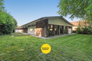 Dit voormalige dienstencentrum, gebouwd in 1973, bevindt zich op een perceel van 973 m² en beschikt over een bebouwde oppervlakte van meer dan 300 m². Het pand omvat onder meer een ruime inkom, hobbylokaal, grote zaal met bar van 169,75 m², sanitairblok, keuken, badkamer, bureau en verschillende bergingen/technische ruimtes.<br /><br />Dankzij de grote open ruimtes, meerdere toegangen naar buiten en de praktische indeling biedt dit gebouw tal van mogelijkheden, waaronder een eventuele residentiële invulling of herbestemming, mits het bekomen van de nodige vergunningen. De rondomliggende tuin en de ruime zaal vormen hierbij absolute troeven.<br /><br />Het pand is voorzien van centrale verwarming en heeft een EPC-label F.<br /><br />Contacteer ons voor meer informatie en bij interesse in een bezoek ter plaatse.