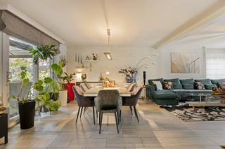 In een rustige en residentiële straat in Evergem bevindt zich deze instapklare gezinswoning uit 2005, gelegen op een royaal perceel van 1.080...