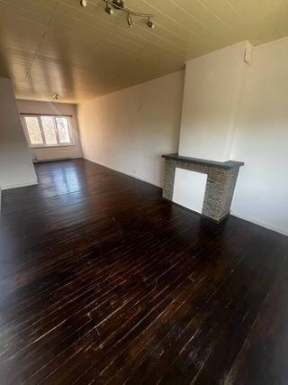 Op te frissen appartement op 2de verdieping in een blokje van 3. Met de trap ga je naar boven en komt u binnen in de ruime woonkamer met planché vloer. Aansluitend is er keuken met kastjes en gasvuur en dampkap en frigo. Tegelvloer .Deze kamer grenst aan een ruime tussenkamer die leidt naar de slaapkamer en badkamer met WC, lavabo en douche. Er is ook nog een berging. Er is één slaapkamer. Ramen PVC dubbel glas, elektriciteit OK en gekeurd, boiler is OK. EPC 229 kWh/m². Geen terras. - Woongebied - Gdv - Gvv. - Ruimtelijke ordening OK - Gvkv <br />Het appartement is verhuurd via De Woonstroom (sociaal verhuurkantoor) aan ongeveer 750 euro per maand. Goed opbrengsteigendom. Voor eigen bewoning opzeg 6 maanden.