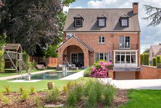 This recent villa is situated on a spacious plot of 2487m2 and boasts 5 bedrooms, 3 bathrooms, and a furnished attic floor. At the front of the...