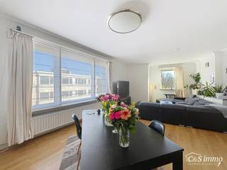 Gelegen op de derde verdieping van een karaktervol vintagegebouw bevindt zich dit aangename appartement van ca. 107 m² met een ruim en zonnig...