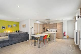 <p>Dit charmante huis is perfect instapklaar, goedgelegen in de Vlaamse Ardennen, de ideale investering! <br /><br />INDELING: gezellige leuke lichtruimte met open geïnstalleerde keuken, handige grote berging/wasplaats (ideaal voor fietsers), mooie badkamer, en op het verdiep bevinden zich 2 slaapkamers. <br />Handige extra grote (fietsen)berging.<br /><span>Compact perceel zonder tuin, ideaal als investering of starterswoning.</span> <br /><br />TROEVEN: goeie ligging, voorzien van zonnepanelen, perfect onderhouden en instapklaar. Mooie opbrengsteigendom. <br /><br />Bezoek na afspraak met Immo Beguin: info@immobeguin.be</p>