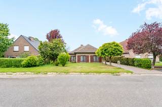<p>Rustig wonen, zonder in te boeten aan bereikbaarheid? Deze open bebouwing uit 1987 is gelegen in een doodlopende straat, op wandelafstand van winkels, scholen en openbaar vervoer.</p>
<p>De woning biedt een degelijke basis, werd gebouwd met kwalitatieve materialen en beschikt over een praktische indeling met heel wat bijkomende ruimte. Vandaag zijn er twee slaapkamers, maar de ruime zolder biedt tal van mogelijkheden om extra slaapkamers, een bureau of hobbyruimte te creëren.</p>
<p>Ook buiten is er heel wat ruimte. De woning beschikt over een ruime tuin, garage en parkeerplaats.</p>
<p><strong>Indeling</strong></p>
<ul><li>Lichtrijke woonkamer</li><li>Functionele keuken</li><li>2 slaapkamers</li><li>Badkamer</li><li>Garage en parkeerplaats</li><li>Kelder met extra bergruimte</li><li>Ruime zolder met uitbreidingsmogelijkheden</li><li>Ruime tuin</li></ul>
<p><strong>Troeven</strong></p>
<ul><li>Rustige ligging in een doodlopende straat</li><li>Open bebouwing in een residentiële omgeving</li><li>Winkels, scholen en openbaar vervoer op wandelafstand</li><li>Degelijke bouwkwaliteit en solide basis</li><li>Ruime tuin</li><li>Veel praktische bergruimte</li><li>Mogelijkheid tot uitbreiding via de zolder</li></ul>
<p><strong>De woning is momenteel verhuurd.</strong></p>
<p>Interesse? Neem contact op met je ERA-makelaar voor meer informatie of een bezoek.</p>
<p><strong>JOUW DROOMHUIS. ZO GEVONDEN!</strong></p>