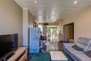<p>Deze instapklare en energiezuinige gezinswoning combineert comfort, rust en een uitstekende bereikbaarheid. De woning is gelegen in een rustige fietsstraat, op wandelafstand van het treinstation en de bushalte en met scholen, winkels en prachtige natuur zoals de Kesselse Heide en de vallei van de Kleine Nete in de nabije omgeving.</p><p>De woning werd in 2005 volledig gerenoveerd en beschikt op het gelijkvloers over een aangename leefruimte met open keuken, een ruime slaapkamer, badkamer met toilet, berging, gastentoilet en inpandige garage. Op de eerste verdieping bevindt zich een ruime slaapkamer met bureauruimte, die eenvoudig opnieuw kan worden opgesplitst in twee slaapkamers.</p><p>Buiten geniet u van een groene, mooi aangelegde tuin met een overdekt terras, koi-vijver, serre van ca. 36 m² en een ruim bijgebouw van ca. 48 m². Dit bijgebouw is momenteel ingericht als fietsenberging en hobbyruimte, maar biedt eveneens mogelijkheden als werk- of praktijkruimte. De oprit biedt plaats aan minstens drie wagens en naast de woning is er een ruime afgesloten doorgang.</p><p>Dankzij de zonnepanelen met energiecertificaten, warmtepompen A++, speksteenkachel en hoogrendementsbeglazing is deze woning bovendien bijzonder energiezuinig. Het elektriciteitsattest is conform (herkeuring juni 2026).</p><p>Een veelzijdige woning met ruimte, groen, comfort én mogelijkheden voor wonen en werken.<br />Wilt u graag een kijkje nemen? Bel ons voor een afspraak! </p>