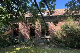 Charmante, op te knappen hoeve met ruim bijgebouw. In een landelijke omgeving op een perceel van 8374 m². Met ruime tuin en bijhorend weiland. In een aparte setting met mooi zicht op het rondom gelegen natuurgebied. Gelegen ACHTER de befaamde Zuuthoeve (nr 44) en bereikbaar via de servitudeweg langsheen de paardenweiden. <br />Indeling <br />GLV – riante inkomhal met rechts meteen toegang tot de eetkamer met aansluitend de keuken, de ruime vintage woonkamer en de badkamer. Links in de inkomhal is er een wasplaats, een berging en de authentieke stal, die na volledige afwerking een prachtige ruimte zal worden. <br />Bovenverdieping – via de nachthal hebt u direct toegang tot 3 ruime slaapkamers en de gigantische zolder die zoals de stal helemaal afgewerkt moet worden. <br />Het bijgebouw (ca. 136 m²) wordt gebruikt als atelier/opslagplaats en overdekte parking. <br />Kenmerken<br />- Agrarisch gebied<br />- Weiland 7234 m²<br />- Ruime tuin met boomgaard<br />- 2 Gebouwen (= 400 m² vloeroppervlakte)<br />- Te renoveren - maar geen renovatieplicht!<br />- Niet-asbestveilig<br />- Hoofd- én bijgebouw met mogelijkheden <br />Waar u zich ook bevindt in beide gebouwen de voeling met de natuurlijke omgeving is altijd aanwezig.<br />Deze charmante hoeve combineert ruimte, rust en landelijkheid op een unieke plek in Lier.<br />Ontdek deze hoeve reeds via onze 360°-tour op www.avantivastgoed.be<br />Wordt dit misschien uw nieuwe thuis? Bel 0479 01 00 00 of mail info@avantivastgoed.be