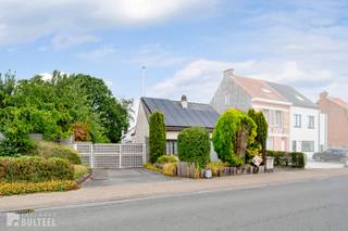 Op een uitstekende locatie aan de rand van Sint-Niklaas vinden we deze te renoveren vrijstaande woning op een ruim perceel van maar liefst 1.517 m2. Dankzij de ligging geniet u van een vlotte verbinding naar de E17 en de N70, terwijl winkels en dagelijkse voorzieningen, waaronder de Colruyt, op wandelafstand bereikbaar zijn. De woning biedt heel wat mogelijkheden en is als volgt ingedeeld: op het gelijkvloers bevindt zich een inkomhal, een gezellige living, een keuken, een badkamer, twee slaapkamers en een ruime bijkeuken/wasplaats. Daarnaast beschikt de woning over een garage met automatische sectionaalpoort. Op de eerste verdieping bevinden zich nog twee slaapkamers en een bergzolder. De woning is uitgerust met centrale verwarming op aardgas en de ramen zijn voorzien van dubbele beglazing. Verder beschikt de woning nog over een ruime tuin met bijgebouw. Mits de nodige renovatiewerken kan hier een ruime en comfortabele gezinswoning worden gerealiseerd, op een gunstige locatie nabij Sint-Niklaas en belangrijke verbindingswegen.