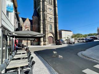 KANTOOR/WINKEL/HORECAZAAK, ZONNEPANELEN, ACHTERLIGGENDE PARKING met LAADPAAL. TOPGELEGEN op de Markt van Frasnes. INDELING: grote handelsruimte...