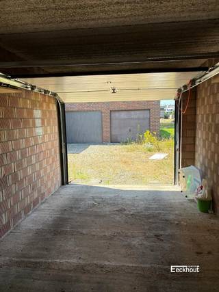 Verzorgde garagebox met sectionale poort. De box is makkelijk in te rijden en biedt, naast ruimte voor een voertuig, plaats voor extra opslag. Afmetingen: 6,50 x 2,95