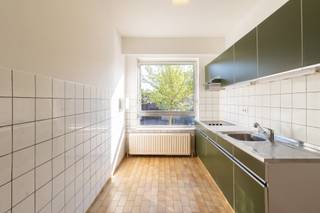 Op de eerste verdieping van een kleinschalige gebouw bevindt zich dit lichtrijke appartement. Via de gedeelde oprit betreedt u het domein, waar...