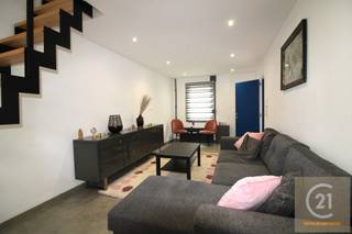 Deze prachtige woning met 3 slaapkamers en 2 badkamers, gelegen in het centrum van Vilvoorde, is onlangs met veel zorg en aandacht gerenoveerd. Deze woning is ideaal als kangeroowoning, wat betekent dat het een perfecte ruimte biedt voor twee generaties om comfortabel samen te wonen of als een aparte eenheid voor gasten. <br /><br />Bij het betreden van de woning valt meteen de heldere en ruime sfeer op, dankzij de moderne open plattegrond. De woonkamer is voorzien van grote ramen die overvloedig daglicht binnenlaten en een gezellige sfeer creëren.<br /><br />De keuken is een droom voor kookliefhebbers, met glanzende nieuwe apparatuur, stijlvolle kasten. De keuken is verbonden met de eetruimte.<br /><br />De woning heeft drie ruime slaapkamers, die allemaal zijn voorzien van grote ramen en inbouwkasten voor voldoende opbergruimte. De twee moderne badkamers zijn elegant betegeld en uitgerust met eigentijdse armaturen. Dit zorgt ervoor dat bewoners zowel comfort als privacy ervaren.<br /><br />Deze woning is gelegen in een vriendelijke buurt met gemakkelijke toegang tot voorzieningen, scholen en openbaar vervoer. Met de mogelijkheid om als kangeroowoning te dienen, biedt het veelzijdige mogelijkheden voor gezinnen die samen willen wonen, voor ouders met volwassen kinderen of voor investeerders die op zoek zijn naar een rendabele verhuurwoning. Het is een ideale combinatie van modern comfort en praktische flexibiliteit.<br />Beschikbaarheid woning af te spreken met eigenaar.